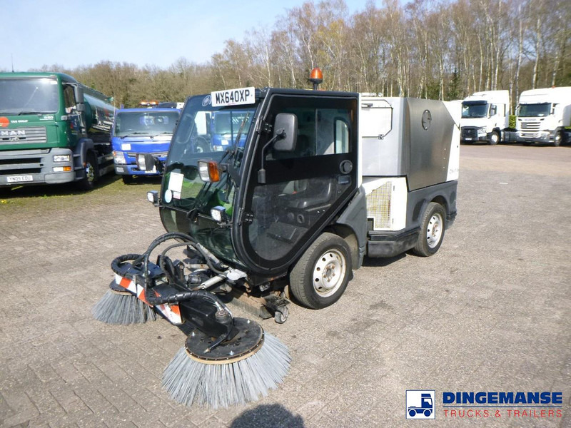 Nilfisk City Ranger CR3500 sweeper - Utcaseprő gép: 1 kép. Nilfisk City Ranger CR3500 sweeper - Utcaseprő gép: 1 kép.