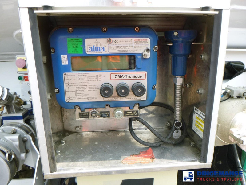 Tartályos teherautó Renault Premium 270 dxi 4x2 fuel tank 13.7 m3 / 4 comp: 14 kép. Tartályos teherautó Renault Premium 270 dxi 4x2 fuel tank 13.7 m3 / 4 comp: 14 kép.