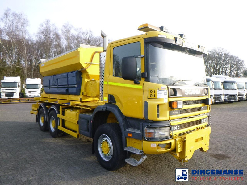 Scania P114-340 CB 6X6 RHD gritter / snow plough - Hóeltakarító gép: 2 kép. Scania P114-340 CB 6X6 RHD gritter / snow plough - Hóeltakarító gép: 2 kép.