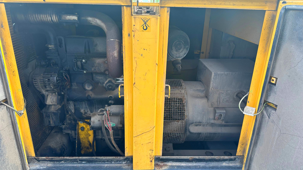 ATLAS Copco QAS 28 Yds BJ 1996 Elektro Stromgenerator Stromaggregat Notstrom - Áramfejlesztő: 5 kép. ATLAS Copco QAS 28 Yds BJ 1996 Elektro Stromgenerator Stromaggregat Notstrom - Áramfejlesztő: 5 kép.