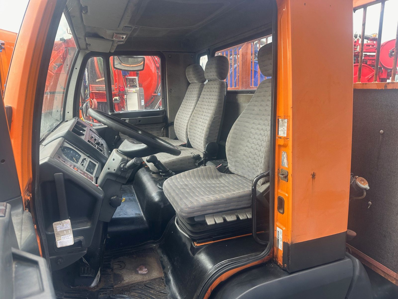 Platós teherautó MAN 8.163 Pritsche: 7 kép. Platós teherautó MAN 8.163 Pritsche: 7 kép.