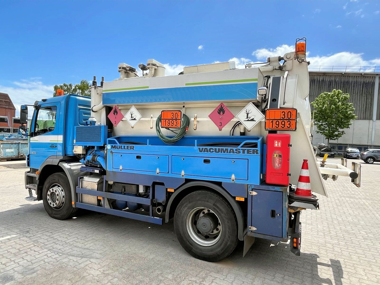 Mercedes-Benz Axor 1833 Müller 9,5m³ Saug u.Druck+HD-Spül +ADR - Szippantós autó: 2 kép. Mercedes-Benz Axor 1833 Müller 9,5m³ Saug u.Druck+HD-Spül +ADR - Szippantós autó: 2 kép.