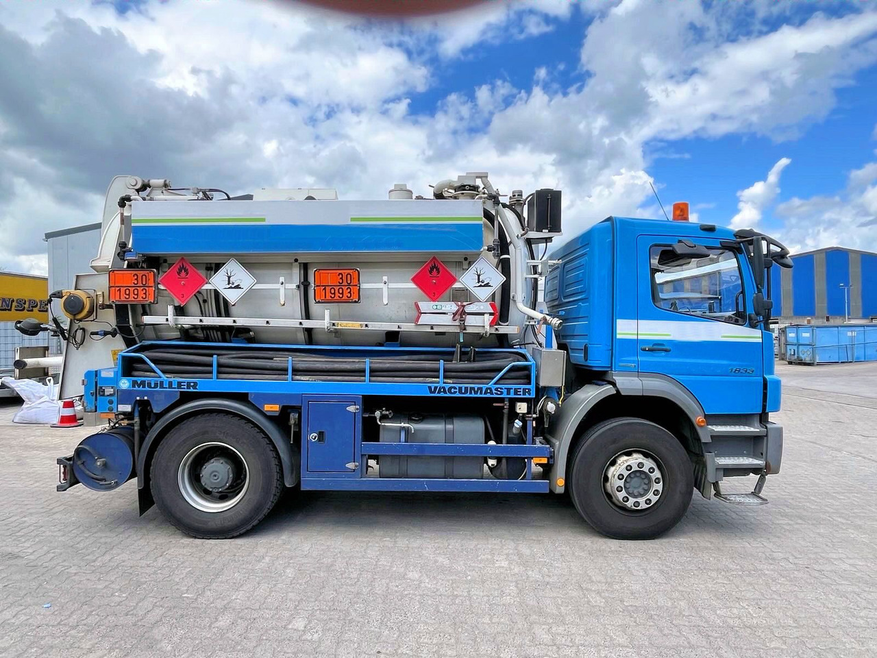 Mercedes-Benz Axor 1833 Müller 9,5m³ Saug u.Druck+HD-Spül +ADR - Szippantós autó: 1 kép. Mercedes-Benz Axor 1833 Müller 9,5m³ Saug u.Druck+HD-Spül +ADR - Szippantós autó: 1 kép.