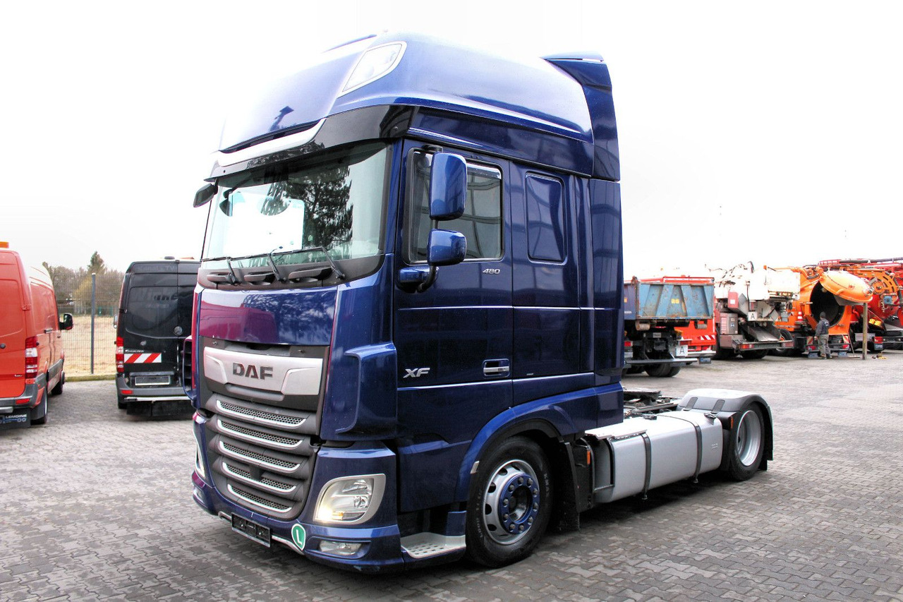 DAF XF 480 FT 4x2 SZM Lowliner !!! TOP !!! - Nyergesvontató: 3 kép. DAF XF 480 FT 4x2 SZM Lowliner !!! TOP !!! - Nyergesvontató: 3 kép.