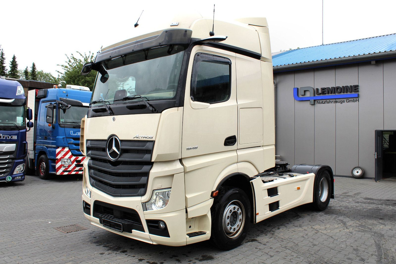 Mercedes-Benz Actros 1848 LS 4x2 BigSpace (MP5) Vollverspoiler - Nyergesvontató: 2 kép. Mercedes-Benz Actros 1848 LS 4x2 BigSpace (MP5) Vollverspoiler - Nyergesvontató: 2 kép.