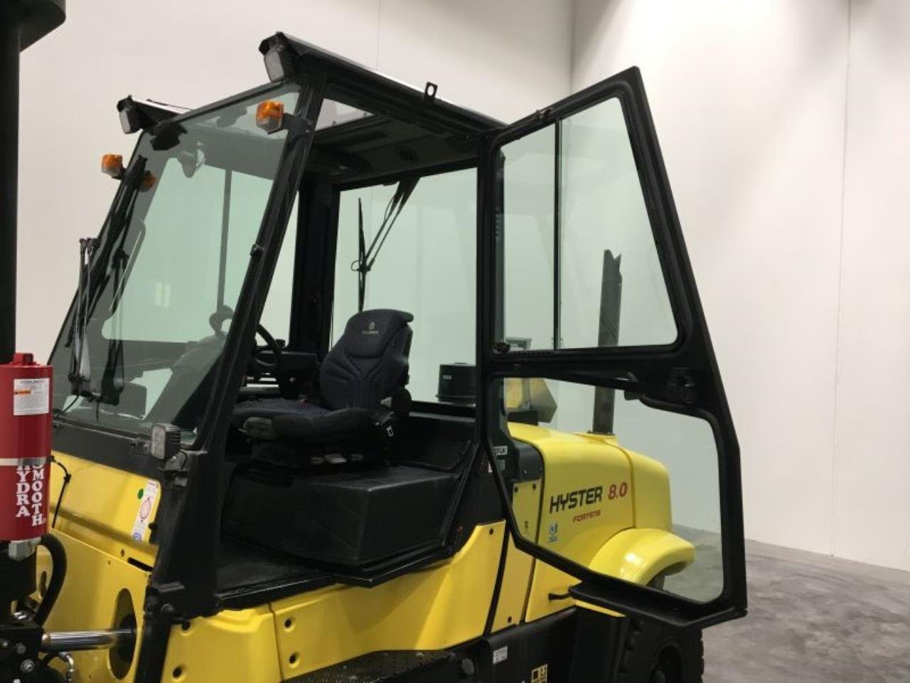 Hyster H8.0FT-6 - Konténer targoncá: 2 kép. Hyster H8.0FT-6 - Konténer targoncá: 2 kép.