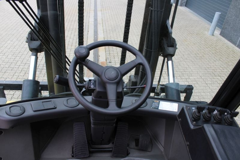 Hyster H9.00XM-6 - Dízel targonca: 2 kép. Hyster H9.00XM-6 - Dízel targonca: 2 kép.