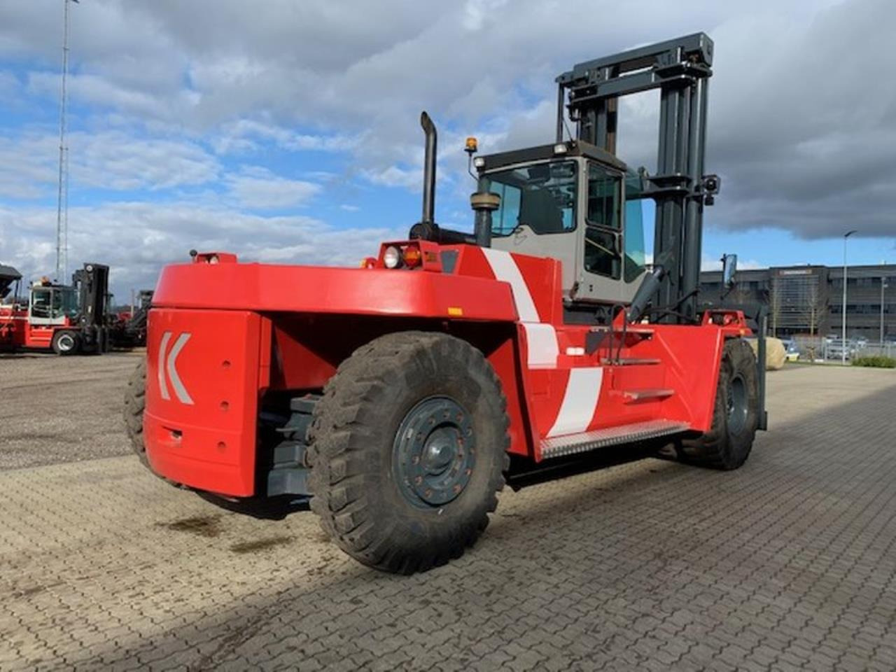 Kalmar DCD320-12LB - Dízel targonca: 3 kép. Kalmar DCD320-12LB - Dízel targonca: 3 kép.