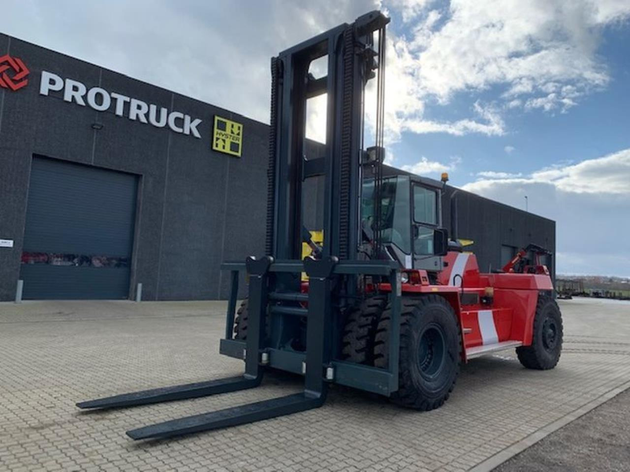 Kalmar DCD320-12LB - Dízel targonca: 2 kép. Kalmar DCD320-12LB - Dízel targonca: 2 kép.