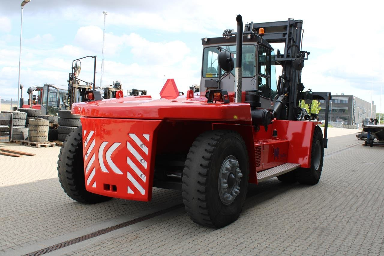 Kalmar DCF330-12LB - Dízel targonca: 3 kép. Kalmar DCF330-12LB - Dízel targonca: 3 kép.