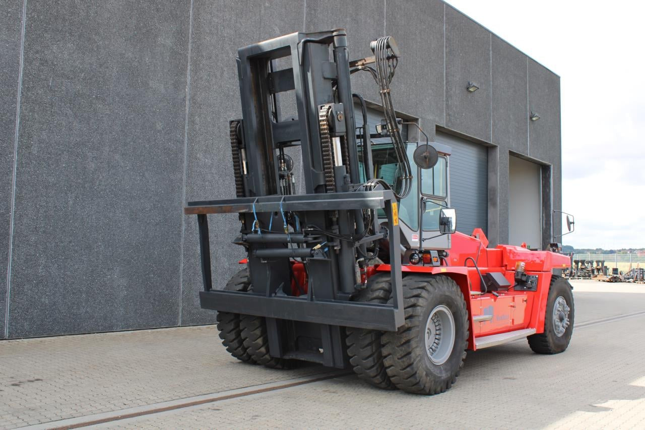 Kalmar DCF330-12LB - Dízel targonca: 2 kép. Kalmar DCF330-12LB - Dízel targonca: 2 kép.