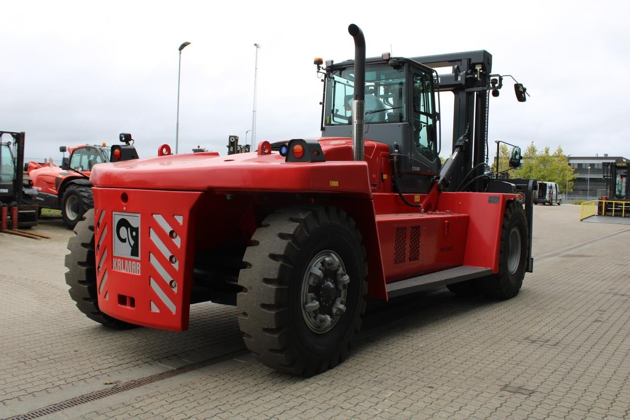 Kalmar DCG330-12 - Dízel targonca: 3 kép. Kalmar DCG330-12 - Dízel targonca: 3 kép.