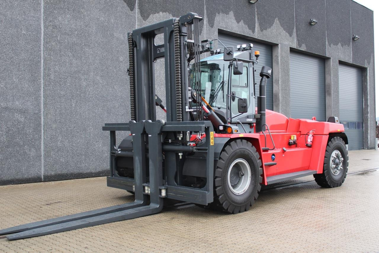 Kalmar DCG330-12LB - Konténer targoncá: 2 kép. Kalmar DCG330-12LB - Konténer targoncá: 2 kép.