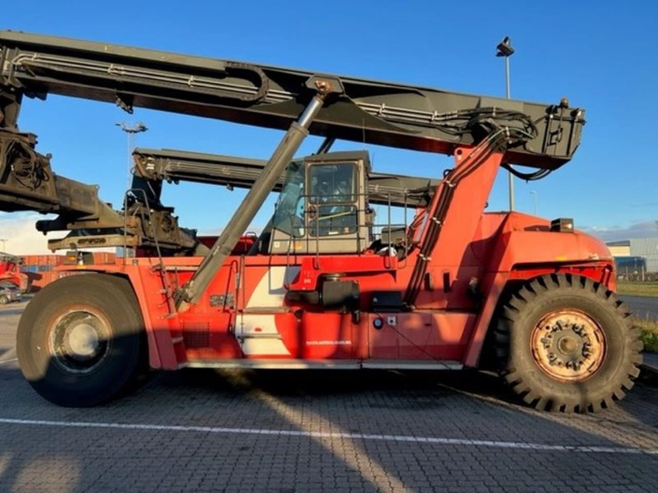 Kalmar DRF450-65S6X - Konténerrakodó: 1 kép. Kalmar DRF450-65S6X - Konténerrakodó: 1 kép.