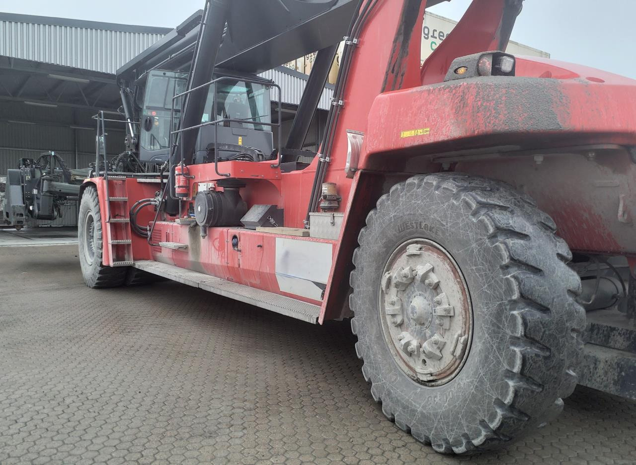 Kalmar DRG450-75C5XS - Konténerrakodó: 2 kép. Kalmar DRG450-75C5XS - Konténerrakodó: 2 kép.