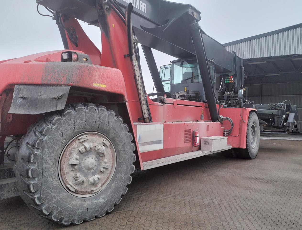 Kalmar DRG450-75C5XS - Konténerrakodó: 3 kép. Kalmar DRG450-75C5XS - Konténerrakodó: 3 kép.