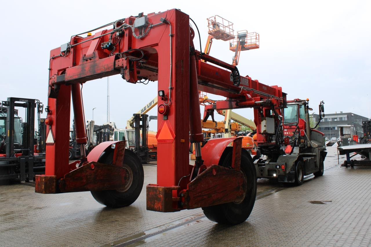 Kalmar FC50 20-40” - Konténer targoncá: 3 kép. Kalmar FC50 20-40” - Konténer targoncá: 3 kép.
