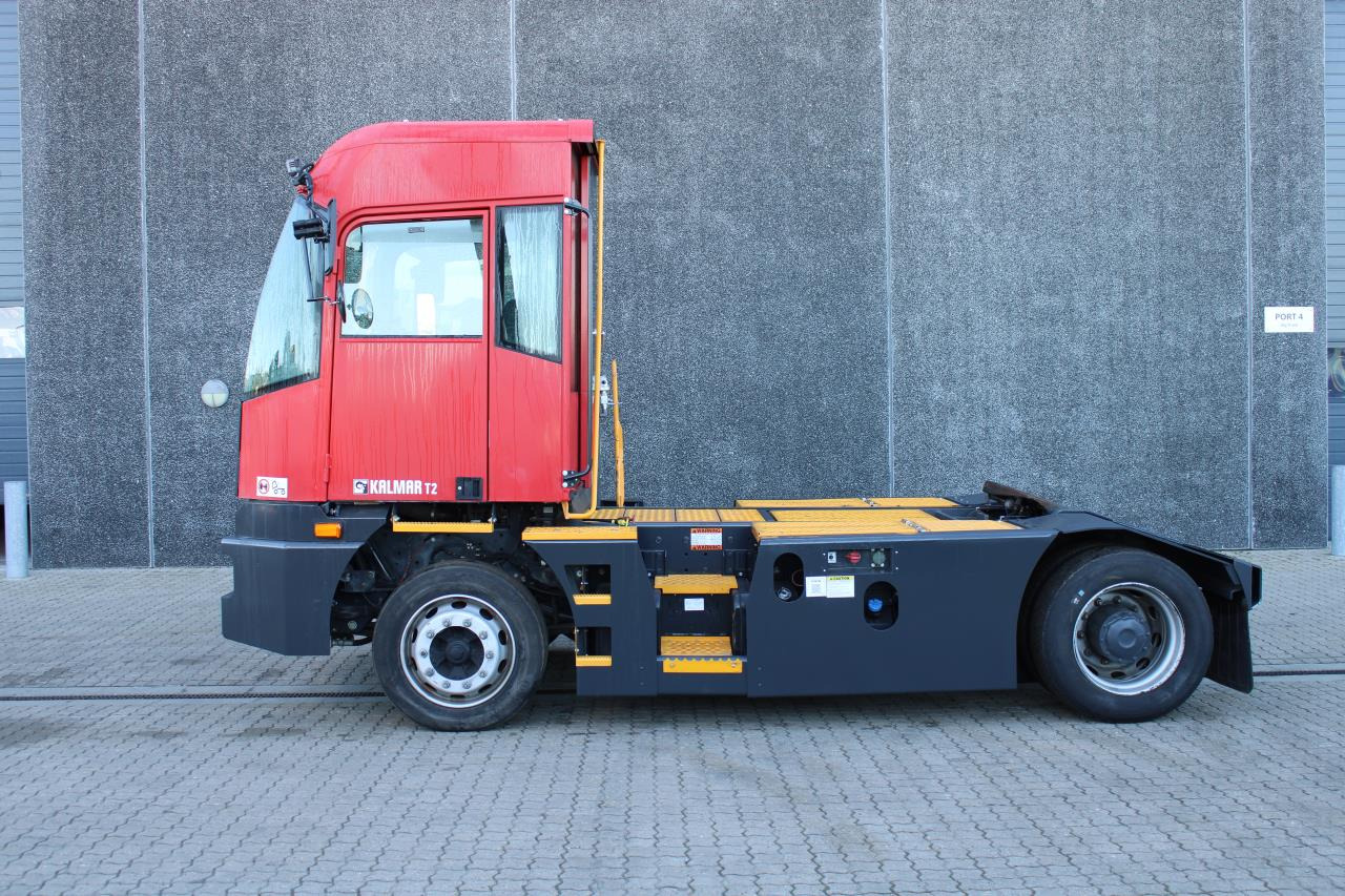 Kalmar T2I 4X2 - Terminál targoncá: 1 kép. Kalmar T2I 4X2 - Terminál targoncá: 1 kép.