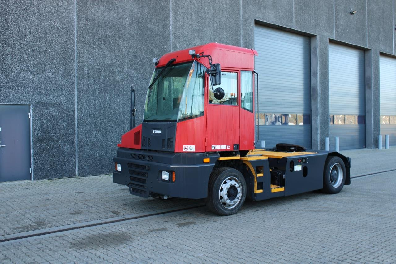 Kalmar T2I 4X2 - Terminál targoncá: 2 kép. Kalmar T2I 4X2 - Terminál targoncá: 2 kép.