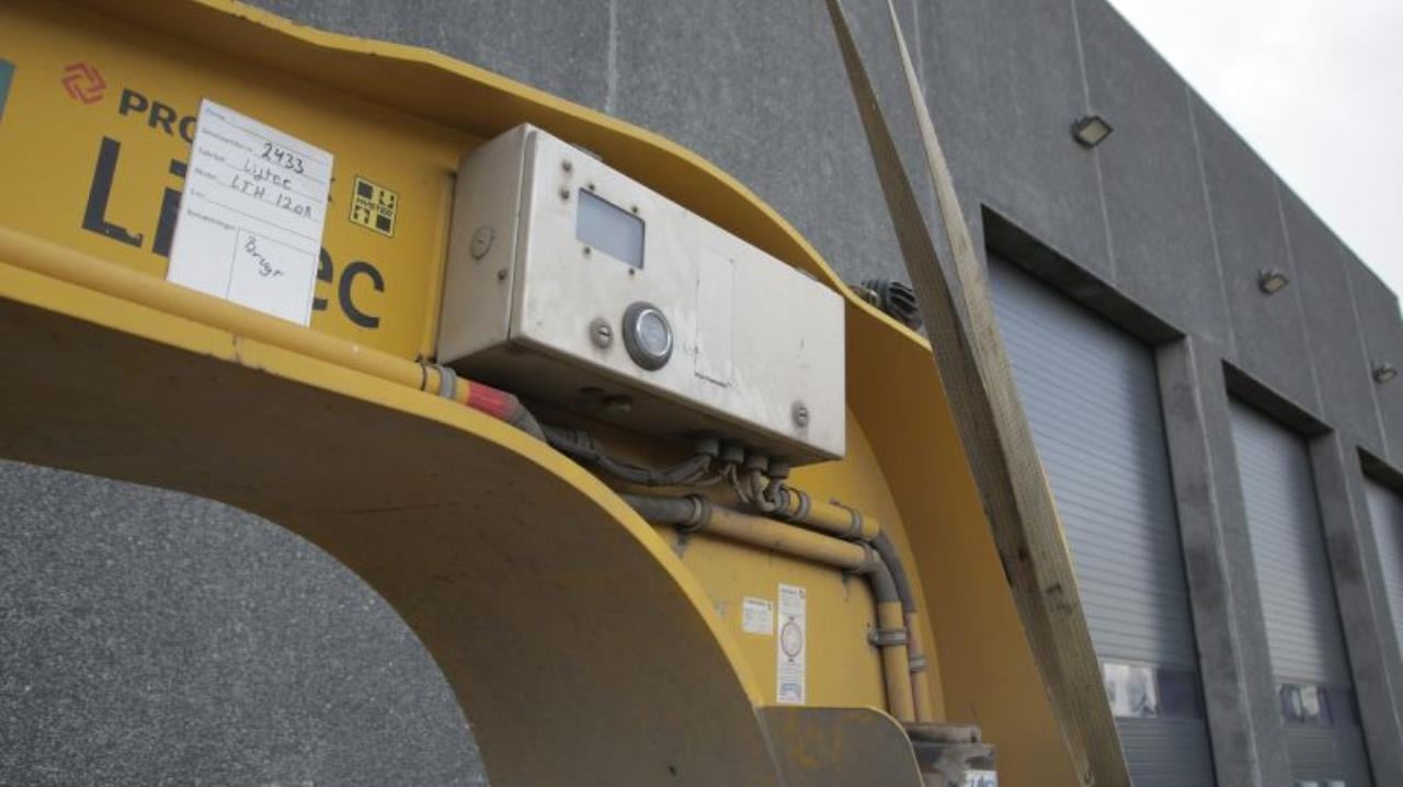 Liftec LTH120 - Félpótkocsi mélybölcsős: 4 kép. Liftec LTH120 - Félpótkocsi mélybölcsős: 4 kép.