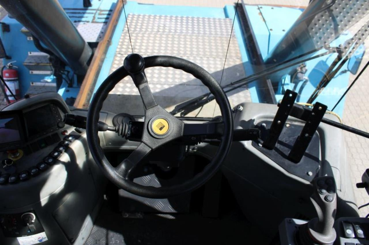 SMV SC45-31 TB5 - Konténerrakodó: 4 kép. SMV SC45-31 TB5 - Konténerrakodó: 4 kép.