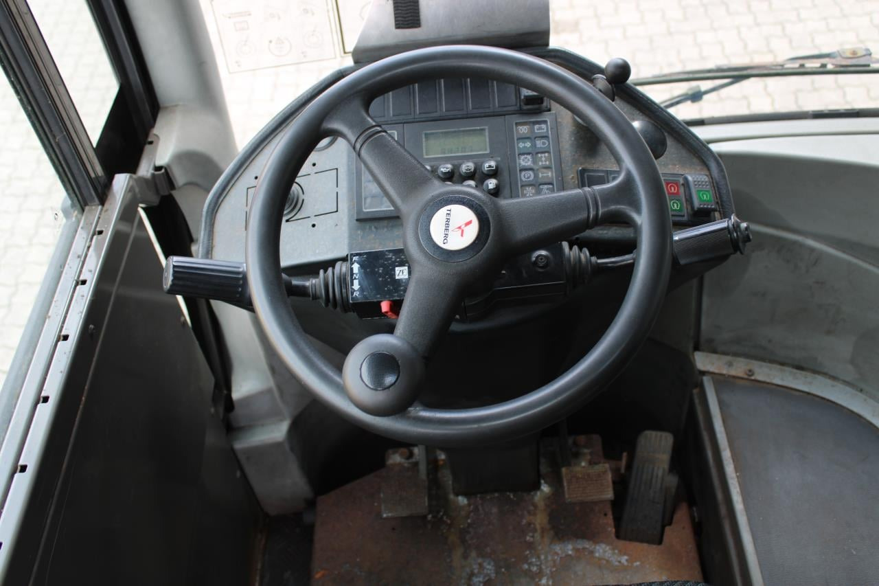 Terberg RT222 - Terminál targoncá: 4 kép. Terberg RT222 - Terminál targoncá: 4 kép.