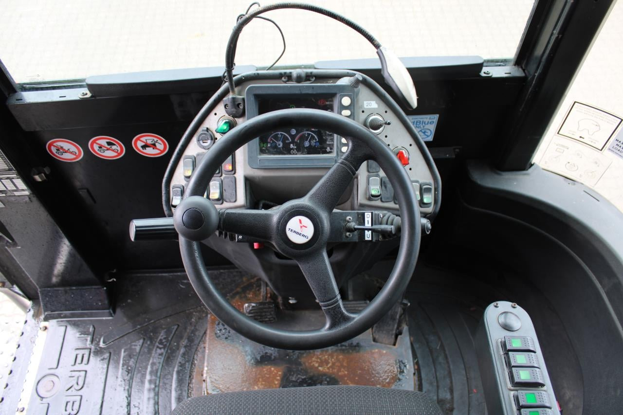 Terberg TT223 - Terminál targoncá: 4 kép. Terberg TT223 - Terminál targoncá: 4 kép.