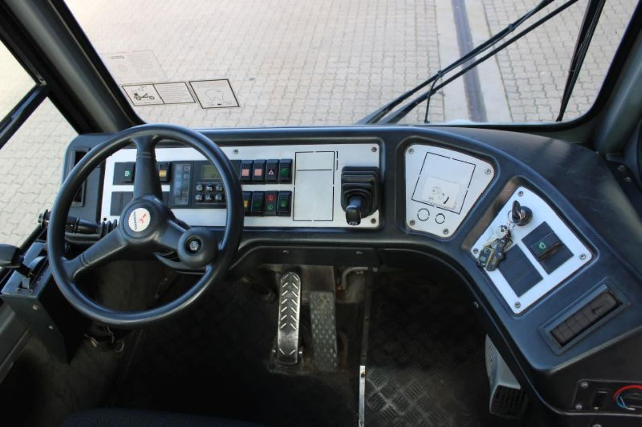 Terberg YT182 - Terminál targoncá: 4 kép. Terberg YT182 - Terminál targoncá: 4 kép.