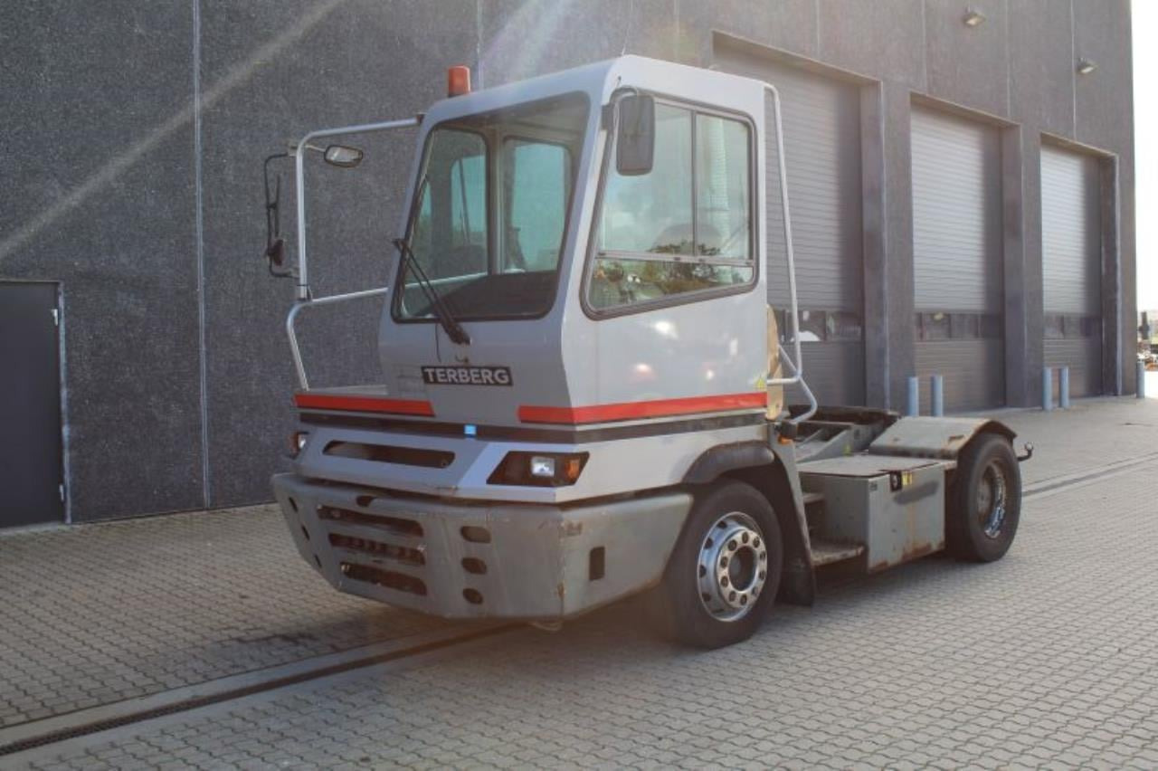 Terberg YT182 - Terminál targoncá: 2 kép. Terberg YT182 - Terminál targoncá: 2 kép.