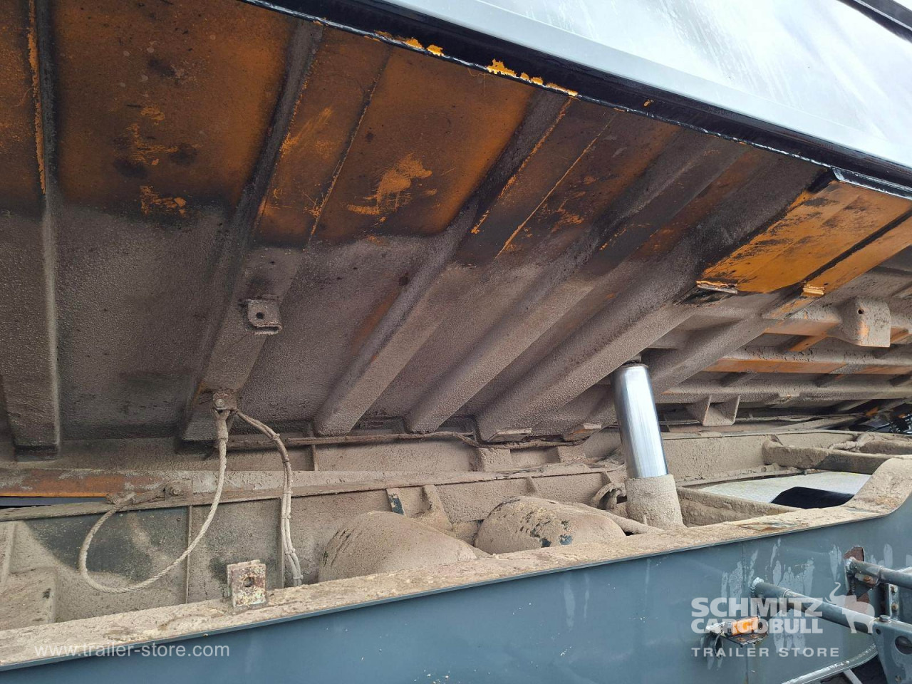 KEMPF Auflieger Kipper Stahlrundmulde 36m³ - Félpótkocsi billenőplatós: 4 kép. KEMPF Auflieger Kipper Stahlrundmulde 36m³ - Félpótkocsi billenőplatós: 4 kép.