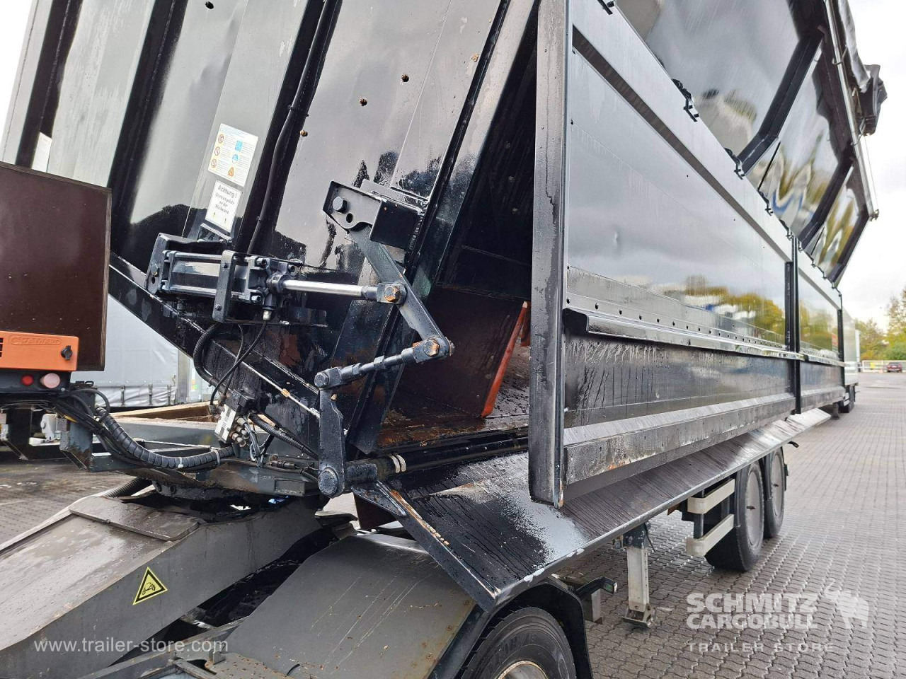 KEMPF Auflieger Kipper Stahlrundmulde 36m³ - Félpótkocsi billenőplatós: 2 kép. KEMPF Auflieger Kipper Stahlrundmulde 36m³ - Félpótkocsi billenőplatós: 2 kép.