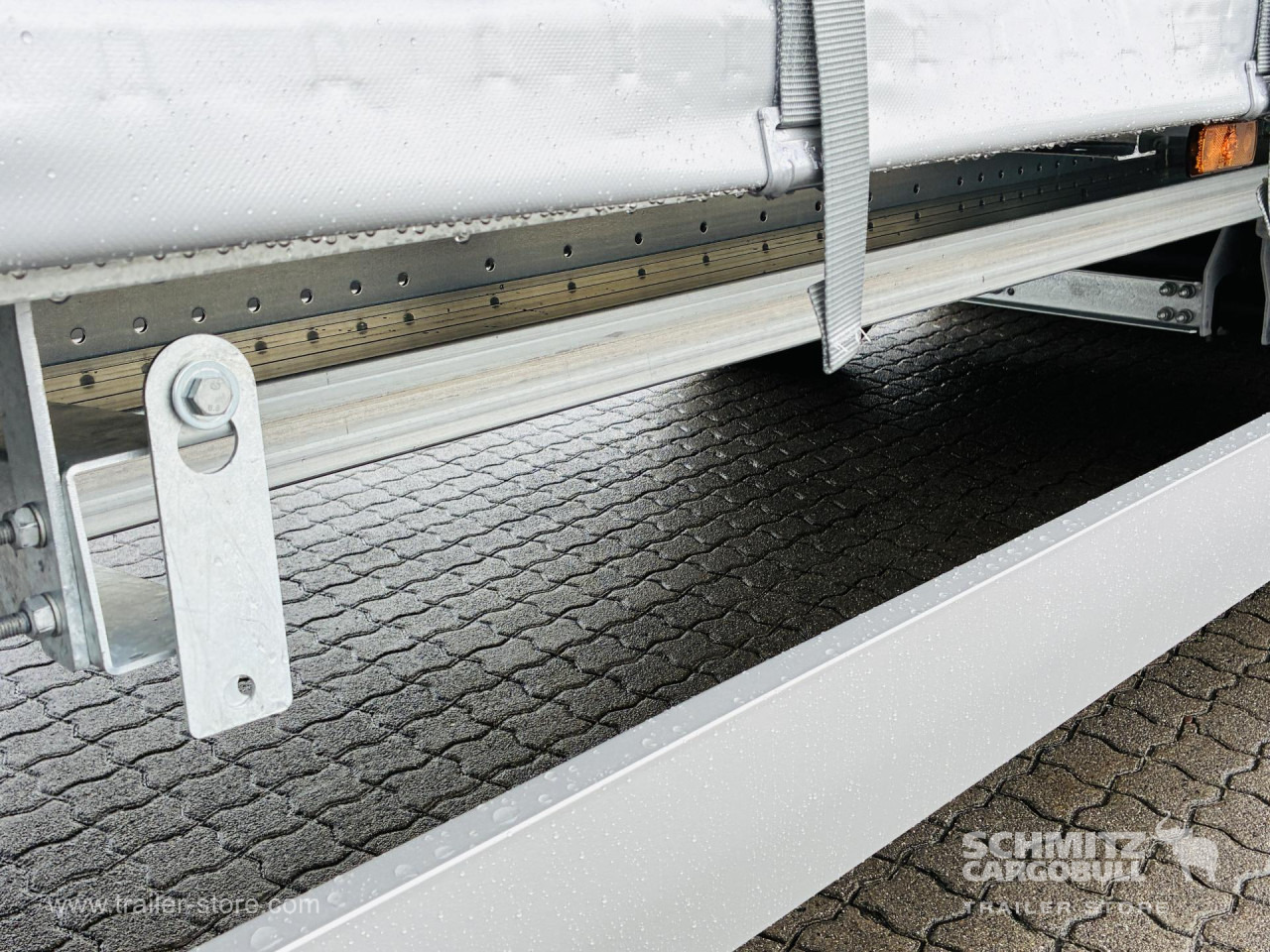 SCHMITZ Auflieger Curtainsider Mega - Ponyvás félpótkocsi: 2 kép. SCHMITZ Auflieger Curtainsider Mega - Ponyvás félpótkocsi: 2 kép.