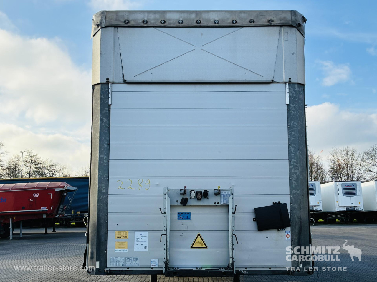 SCHMITZ Auflieger Curtainsider Mega - Ponyvás félpótkocsi: 2 kép. SCHMITZ Auflieger Curtainsider Mega - Ponyvás félpótkocsi: 2 kép.