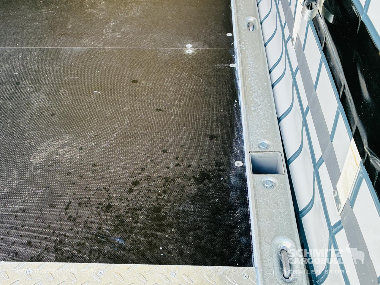 SCHMITZ Auflieger Curtainsider Mega - Ponyvás félpótkocsi: 2 kép. SCHMITZ Auflieger Curtainsider Mega - Ponyvás félpótkocsi: 2 kép.