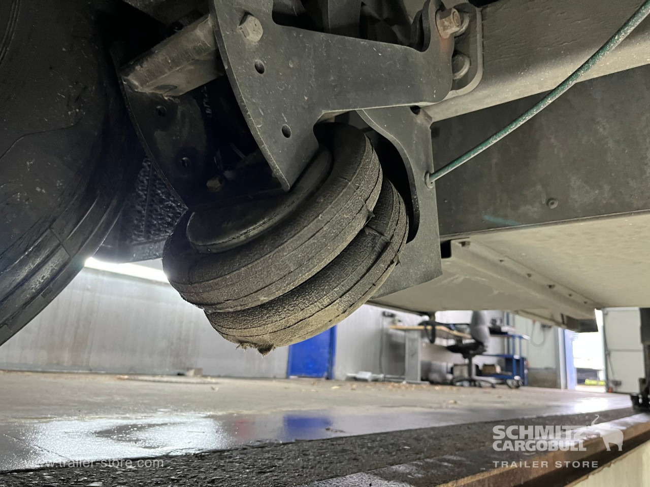 SCHMITZ Auflieger Curtainsider Mega - Ponyvás félpótkocsi: 3 kép. SCHMITZ Auflieger Curtainsider Mega - Ponyvás félpótkocsi: 3 kép.