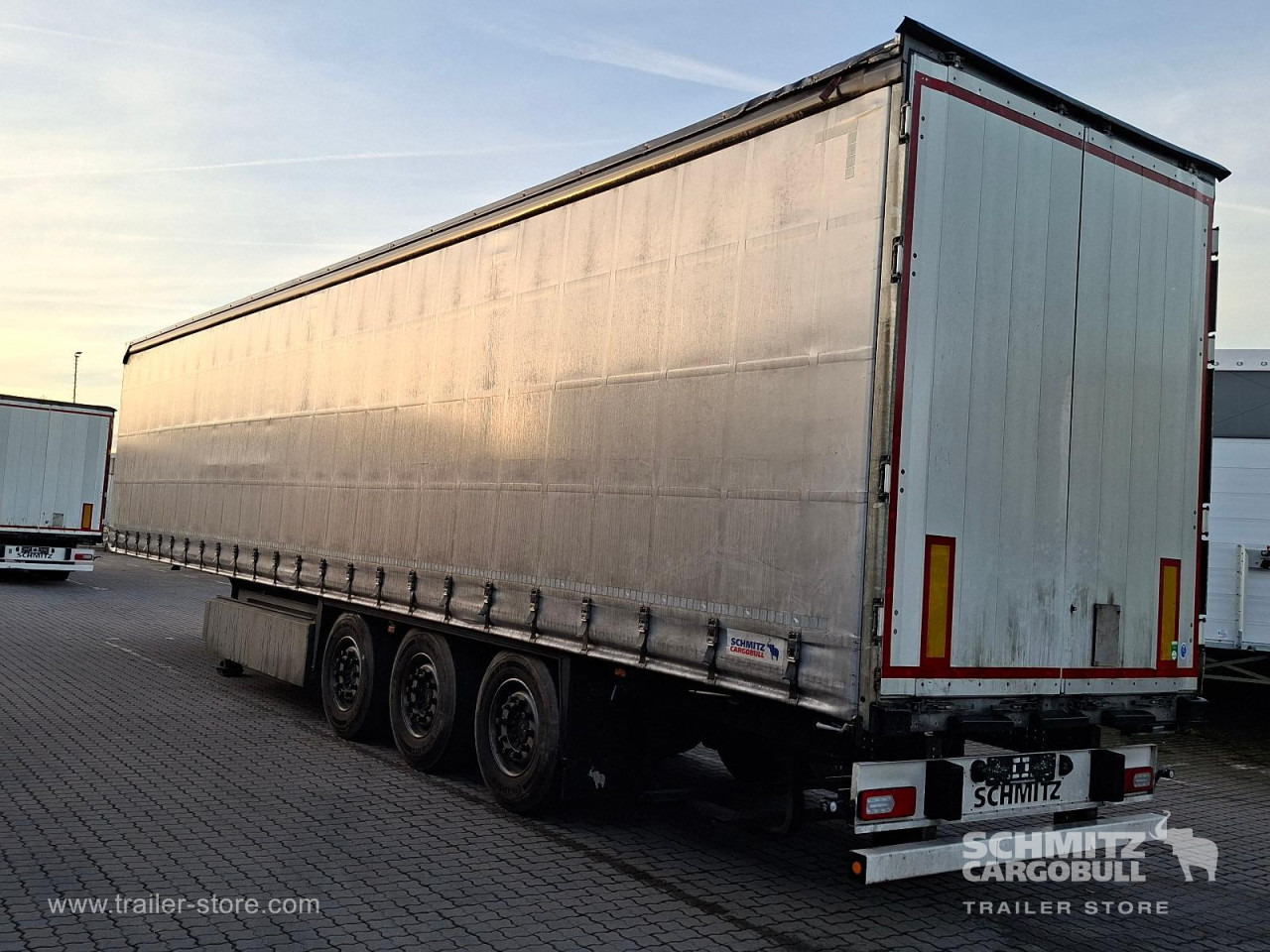 SCHMITZ Auflieger Curtainsider Standard - Ponyvás félpótkocsi: 5 kép. SCHMITZ Auflieger Curtainsider Standard - Ponyvás félpótkocsi: 5 kép.