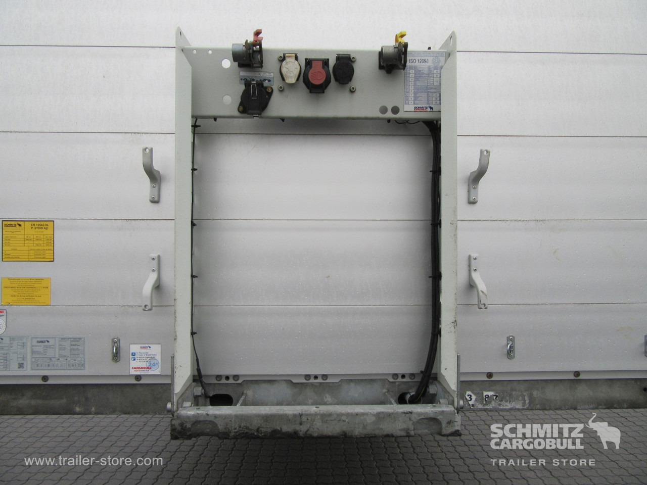 SCHMITZ Auflieger Plateau Standard - Platós félpótkocsi: 2 kép. SCHMITZ Auflieger Plateau Standard - Platós félpótkocsi: 2 kép.
