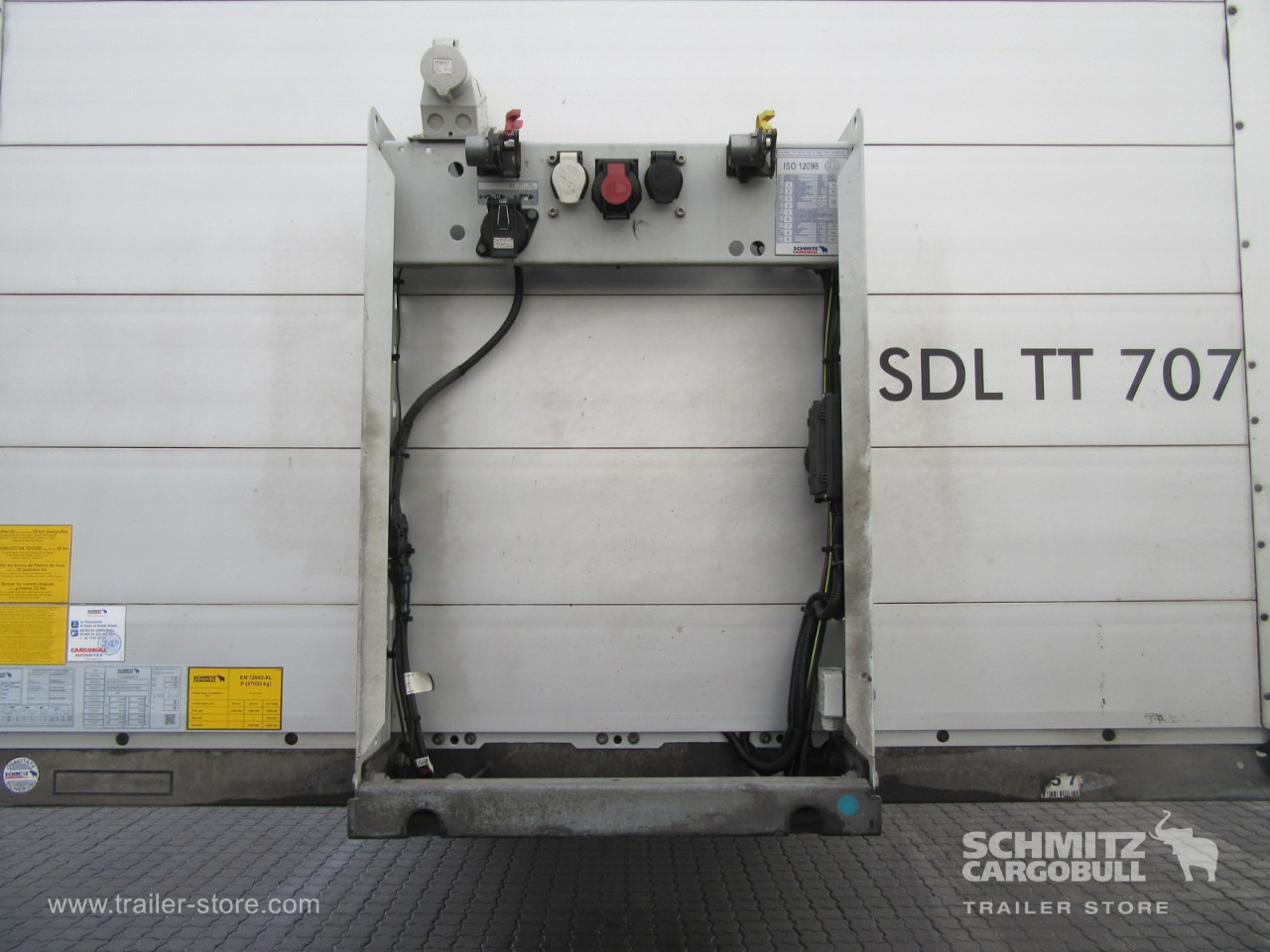 SCHMITZ Auflieger Trockenfrachtkoffer Standard Taillift - Félpótkocsi dobozos: 4 kép. SCHMITZ Auflieger Trockenfrachtkoffer Standard Taillift - Félpótkocsi dobozos: 4 kép.