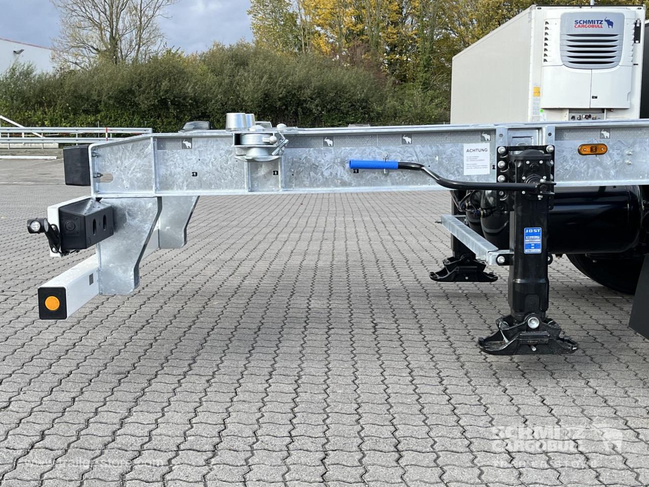 SCHMITZ Zentralachsanhänger Wechselfahrgestell - Pótkocsi cserefelépítményes: 2 kép. SCHMITZ Zentralachsanhänger Wechselfahrgestell - Pótkocsi cserefelépítményes: 2 kép.