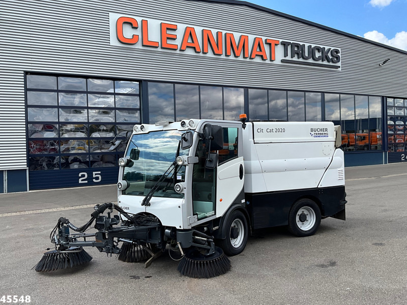 Bucher Citycat 2020 with 3-rd brush - Utcaseprő gép: 2 kép. Bucher Citycat 2020 with 3-rd brush - Utcaseprő gép: 2 kép.