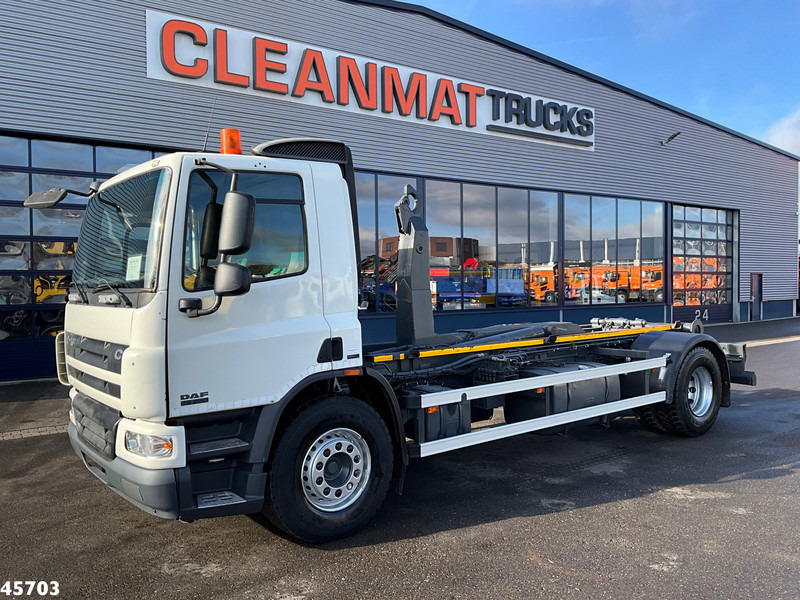 DAF FA 65 CF 250 Manual 20 Ton haakarmsysteem - Horgos rakodó teherautó: 2 kép. DAF FA 65 CF 250 Manual 20 Ton haakarmsysteem - Horgos rakodó teherautó: 2 kép.