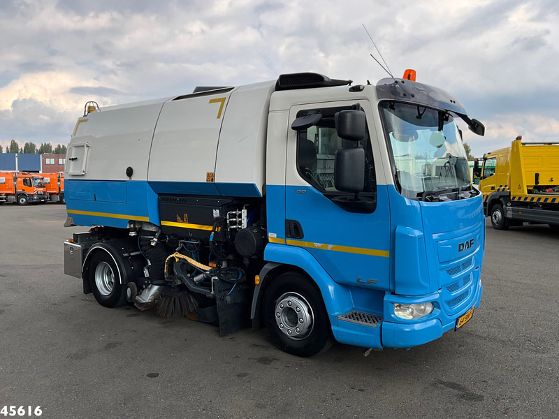 DAF FA LF 180 Euro 6 Johnston VS502 Just 138.807 km! - Utcaseprő gép: 4 kép. DAF FA LF 180 Euro 6 Johnston VS502 Just 138.807 km! - Utcaseprő gép: 4 kép.