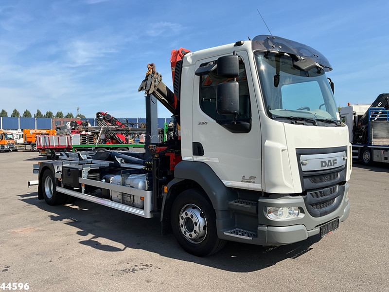 DAF FA LF 250 Euro 6 Palfinger 6,5 Tonmeter laadkraan - Horgos rakodó teherautó, Darus autó: 3 kép. DAF FA LF 250 Euro 6 Palfinger 6,5 Tonmeter laadkraan - Horgos rakodó teherautó, Darus autó: 3 kép.