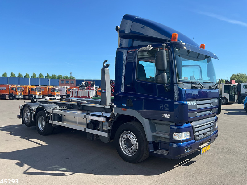 DAF FAN 85 CF 410 VDL 21 Ton haakarmsysteem - Horgos rakodó teherautó: 5 kép. DAF FAN 85 CF 410 VDL 21 Ton haakarmsysteem - Horgos rakodó teherautó: 5 kép.