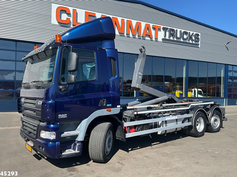 DAF FAN 85 CF 410 VDL 21 Ton haakarmsysteem - Horgos rakodó teherautó: 1 kép. DAF FAN 85 CF 410 VDL 21 Ton haakarmsysteem - Horgos rakodó teherautó: 1 kép.