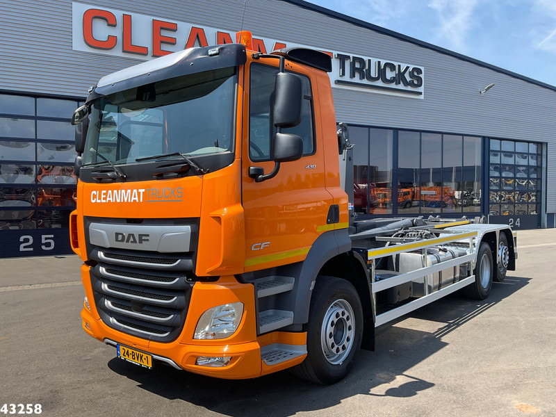 DAF FAN CF 430 VDL 21 Ton haakarmsysteem - Horgos rakodó teherautó: 2 kép. DAF FAN CF 430 VDL 21 Ton haakarmsysteem - Horgos rakodó teherautó: 2 kép.
