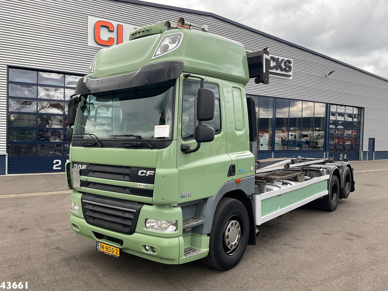 DAF FAS 85 CF 410 VDL 21 Ton haakarmsysteem - Horgos rakodó teherautó: 2 kép. DAF FAS 85 CF 410 VDL 21 Ton haakarmsysteem - Horgos rakodó teherautó: 2 kép.