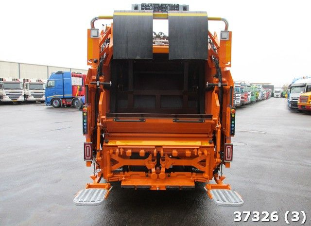 FUSO Canter 9C18 - Szemetesautó: 3 kép. FUSO Canter 9C18 - Szemetesautó: 3 kép.