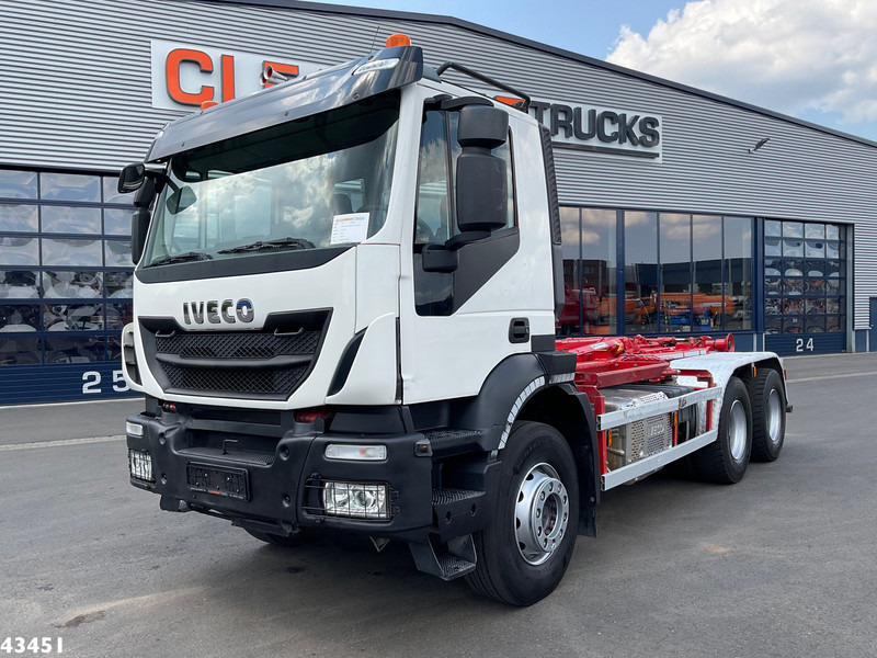 Iveco AD260T 6x4 Euro 6 AJK 20 haakarmsysteem - Horgos rakodó teherautó: 2 kép. Iveco AD260T 6x4 Euro 6 AJK 20 haakarmsysteem - Horgos rakodó teherautó: 2 kép.