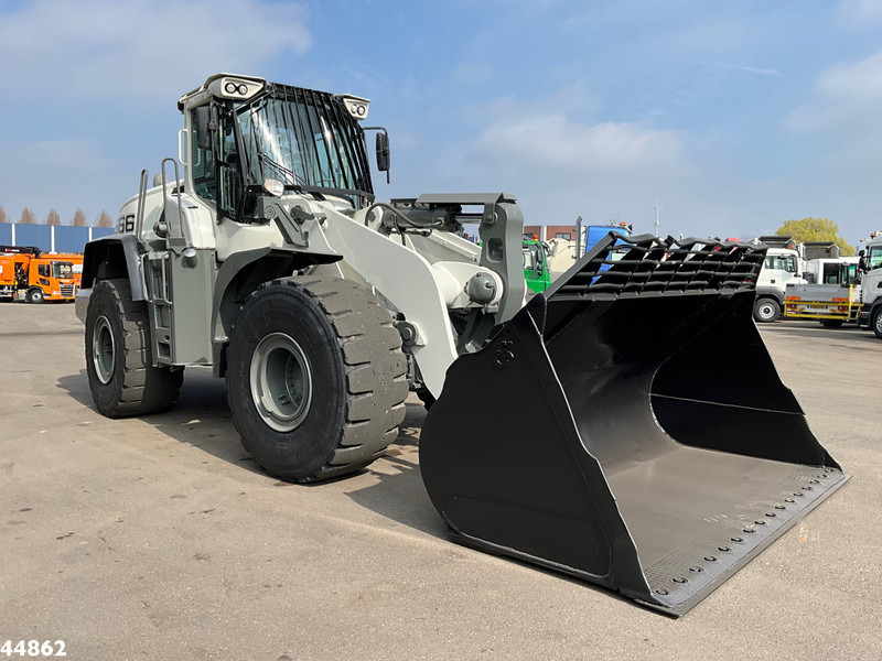 Liebherr L566 Wheel loader - Gumikerekes homlokrakodó: 5 kép. Liebherr L566 Wheel loader - Gumikerekes homlokrakodó: 5 kép.